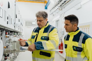 In 26 Umspannwerken wird der Strom von Hochspannung (110.000 Volt) auf 10.000 Volt heruntertransformiert. In 26 Umspannwerken wird der Strom von Hochspannung (110.000 Volt) auf 10.000 Volt heruntertransformiert.