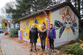 Freuen sich über die neu gestaltete Umspannstation in der Fruwirthstraße in S-Hohenheim (v.l.): Marlies Hummel-Dietz (Kfm. Geschäftsführerin Stuttgart Netze), Julia Humpfer (Künstlerin) und Andrea Lindel (Bezirksvorsteherin Plieningen-Birkach). 20241113_SN_PM_Graffiti_Hohenheim_01.JPG