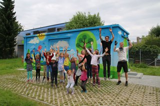 Die Kinder des Kinderhauses Heuschrecken mit Ihrern Erziehern und Graffiti-Künstler Jan-David Ducks (ganz rechts). Stuttgart Netze Schaltwerk Riedenberg Graffiti Kindergarten Kinderhaus Heuschrecken