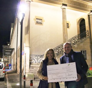 Nicole Scholl (Bürgerstiftung Stuttgart) und Harald Hauser (Stuttgart Netze) bei der Spendenübergabe. Nicole Scholl (Bürgerstiftung Stuttgart) und Harald Hauser (Stuttgart Netze) bei der Spendenübergabe.