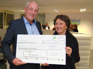 Helga Breuninger (Vorsitzende des Vorstandes) bedankt sich bei Harald Hauser (Stuttgart Netze) für die Spende und nimmt den symbolischen Scheck über 2.200 Euro entgegen. Helga Breuninger (Vorsitzende des Vorstandes) bedankt sich bei Harald Hauser (Stuttgart Netze) für die Spende und nimmt den symbolischen Scheck über 2.200 Euro entgegen.