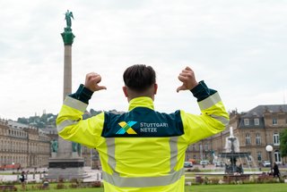 Die Stuttgart Netze sind überall in der Stadt unterwegs, so wie hier am Schlossplatz. Die Stuttgart Netze sind überall in der Stadt unterwegs, so wie hier am Schlossplatz.