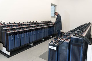 Die Wartung stationärer Batterieanlagen gehört ebenfalls zu den Netzdienstleistungen der Stuttgart Netze. Die Wartung stationärer Batterieanlagen gehört ebenfalls zu den Netzdienstleistungen der Stuttgart Netze.