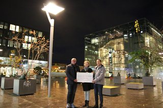 Silke Schmidt-Dencker (M., Geschäftsführerin der Stuttgarter Kinderstiftung) freut sich über den Spendenscheck der Stuttgart Netze. Links: Harald Hauser, Technischer Geschäftsführer. Rechts: Heiko Haas, Teamleiter Straßenbeleuchtung. Silke Schmidt-Dencker (M., Geschäftsführerin der Stuttgarter Kinderstiftung) freut sich über den Spendenscheck der Stuttgart Netze. Links: Harald Hauser, Technischer Geschäftsführer. Rechts: Heiko Haas, Teamleiter Straßenbeleuchtung.