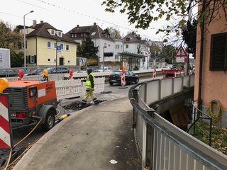 Auf Höhe der Umspannstation Pischekstraße 2 haben die Bauarbeiten zur Verlegung eines neuen Mittelspannungskabels bereits begonnen. Eine Fahrspur stadtauswärts entfällt. Baustelle der Stuttgart Netze Pischekstraße Strom