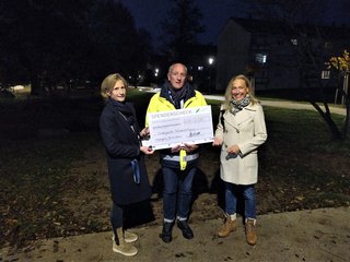 Die Stuttgart Netze – in der Mitte Harald Hauser, Technischer Geschäftsführer – unterstützt die Stuttgarter Kinderstiftung mit einer Spende in Höhe von 2.100 Euro. Darüber freuen sich Silke Schmidt-Dencker (links) und Nicole Scholl (rechts). 20211108_SN_PM_Spendenübergabe_Kinderstiftung.jpg
