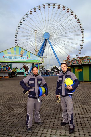 Massimo Magno und Clemens Schneider vom Netzbetrieb der Stuttgart Netze unterwegs für eine sichere Stromversorgung auf dem Volksfest Unterwegs für eine sichere Stromversorgung auf dem Volksfest.jpg