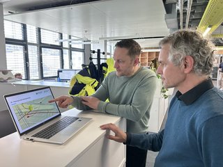 Durch die 3D-Trassenplanung sparen sich die Stuttgart Netze – hier Paul Schwan (links, Teamleiter Hochspannung) und Ingenieur Otto Lerke – Bauzeit und Kosten. Durch die 3D-Trassenplanung sparen sich die Stuttgart Netze – hier Paul Schwan (links, Teamleiter Hochspannung) und Ingenieur Otto Lerke – Bauzeit und Kosten.