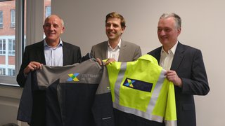Die Geschäftsführer Harald Hauser, Dr. Arvid Blume und Klaus Brändle (vlnr.) präsentieren das neue Erscheinungsbild der Stuttgart Netze Betrieb GmbH SNB_Foto Geschäftsführer.jpg