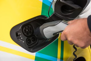 Offener Tankdeckel mit Ladestecker für Elektromobilität
