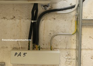 Eine Potentialausgleichsschiene ist in jeder Hausinstallation Pflicht. Potentialausgleich02.jpg