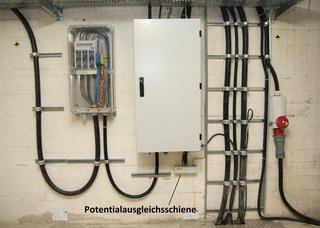 Eine Potentialausgleichsschiene ist in jeder Hausinstallation Pflicht. Potentialausgleich01.jpg