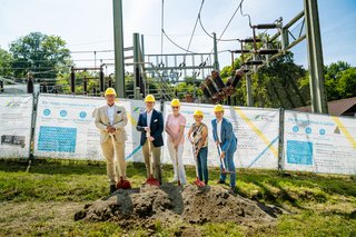 v.l. Harald Hauser, Torsten Höck, Marlies Hummel-Dietz, Andrea Lindl, Alexander Kotz spatenstich_birkach_spatenstich.jpg