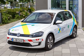 Zwölf e-Golfs sind ab sofort mit dem Branding der Stuttgart Netze in der Landeshauptstadt unterwegs. Foto: Nikolay Kazakov SNB_E_Golf_NK_16_0695.jpg