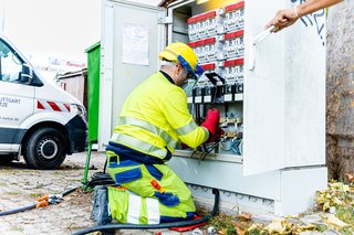 Die Mitarbeiter der Stuttgart Netze GmbH sorgen dafür, dass alle Zelte, Fahrgeschäfte und Buden sicher und zuverlässig mit Strom versorgt sind und die Besucher des Cannstatter Volksfests eine unbeschwerte Zeit verbringen können. Die Mitarbeiter der Stuttgart Netze GmbH sorgen dafür, dass alle Zelte, Fahrgeschäfte und Buden sicher und zuverlässig mit Strom versorgt sind und die Besucher des Cannstatter Volksfests eine unbeschwerte Zeit verbringen können.