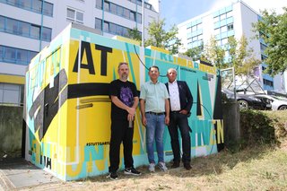 Freuen sich über die erfolgreich gestaltete Umspannstation in der Schemppstraße 85/1 (von links): Graffitikünstler Frederik Merkt („Fritz Boogie“), Hans Peter Klein (Stv. Bezirksvorsteher S-Sillenbuch) und Harald Hauser (Techn. GF Stuttgart Netze). 20220824_SN_PM_Graffiti_Schemppstrasse (1).JPG