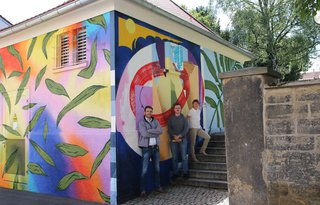 Freuen sich über die neu gestaltete Umspannstation in der Linzer Straße 9 in Feuerbach (von links): Arvid Blume (Vorsitzender der Geschäftsführung der Stuttgart Netze), Georg Waibel und Andrea Klöber (Bezirksvorsteherin S-Feuerbach). Graffiti Feuerbach Linzerstraße