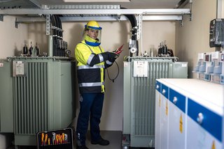Die Mitarbeiter der Stuttgart Netze sind Spezialisten für Umspannstationen. Die Mitarbeiter der Stuttgart Netze sind Spezialisten für Umspannstationen.