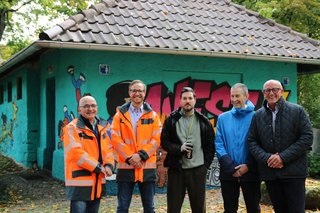 Freuen sich über das frisch gestaltete Klo- und Trafohäuschen (von links): Rado Mihajlovic u. Markus Weikinat ( Abfallwirtschaft Stuttgart), Ahmet Özcelik (Graffitikünstler), Bernhard Mellert (Bezirksvorsteher S-West) und Harald Hauser (Stuttgart Netze). Freuen sich über das frisch gestaltete Klo- und Trafohäuschen (von links): Rado Mihajlovic u. Markus Weikinat ( Abfallwirtschaft Stuttgart), Ahmet Özcelik (Graffitikünstler), Bernhard Mellert (Bezirksvorsteher S-West) und Harald Hauser (Stuttgart Netze).
