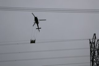 Helikoptereinsatz bei der Instandhaltung von Hochspannungsmast 2025-04-17_SN_Hubschrauber_Freileitung.JPG