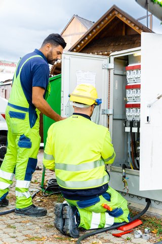 Die Mitarbeiter der Stuttgart Netze GmbH sorgen dafür, dass alle Zelte, Fahrgeschäfte und Buden sicher und zuverlässig mit Strom versorgt sind und die Besucher des Cannstatter Volksfests eine unbeschwerte Zeit verbringen können. Die Mitarbeiter der Stuttgart Netze GmbH sorgen dafür, dass alle Zelte, Fahrgeschäfte und Buden sicher und zuverlässig mit Strom versorgt sind und die Besucher des Cannstatter Volksfests eine unbeschwerte Zeit verbringen können.