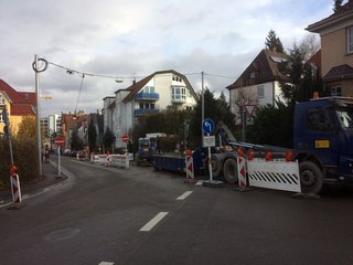 Aufgrund einer Baustelle der Stuttgart Netze und Netze BW zur Modernisierung der Versorgungsnetze in Feuerbach ist die Heidestraße zwischen Rüdigerstraße und Siemensstraße (B295) noch bis voraussichtlich 15. Dezember Einbahnstraße. Baustelle der Stuttgart Netze Strom in der Rüdigerstraße in Stuttgart