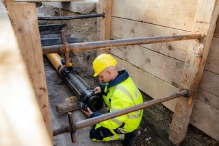 Eine Fachkraft der Stuttgart Netze bei Arbeiten an unterirdischen Versorgungsleitungen. SN_quer.jpg