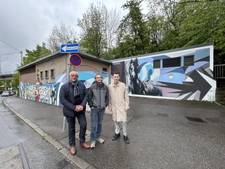 Freuen sich über die erfolgreich gestaltete Umspannstation an der Oberen Weinsteige 36 in S-Degerloch (von links): Harald Hauser (Techn. Geschäftsführer Stuttgart Netze GmbH), Graffiti-Künstler Jan Haas und Colyn Heinze (Bezirksvorsteher S-Degerloch). 2024-04-17_SN_PM_Graffiti_Weinsteige_01.JPEG