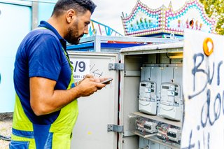 Die Mitarbeiter der Stuttgart Netze GmbH sorgen dafür, dass alle Zelte, Fahrgeschäfte und Buden sicher und zuverlässig mit Strom versorgt sind und die Besucher des Cannstatter Volksfests eine unbeschwerte Zeit verbringen können. Die Mitarbeiter der Stuttgart Netze GmbH sorgen dafür, dass alle Zelte, Fahrgeschäfte und Buden sicher und zuverlässig mit Strom versorgt sind und die Besucher des Cannstatter Volksfests eine unbeschwerte Zeit verbringen können.