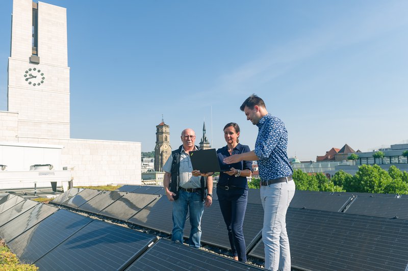 Stuttgart Netze Mitarbeiter und  Photovoltaikanlagen auf Gebäudedach