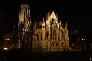 Die beleuchtete Johanneskirche. Die beleuchtete Johanneskirche.