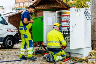Die Mitarbeiter der Stuttgart Netze GmbH sorgen dafür, dass alle Zelte, Fahrgeschäfte und Buden sicher und zuverlässig mit Strom versorgt sind und die Besucher des Cannstatter Volksfests eine unbeschwerte Zeit verbringen können. Die Mitarbeiter der Stuttgart Netze GmbH sorgen dafür, dass alle Zelte, Fahrgeschäfte und Buden sicher und zuverlässig mit Strom versorgt sind und die Besucher des Cannstatter Volksfests eine unbeschwerte Zeit verbringen können.