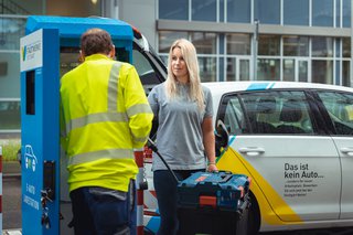 Stuttgart Netze Mitarbeiter an E-Auto Ladestation