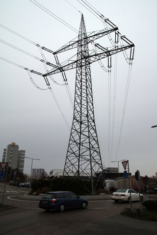 Die Mittelspannungs-Stromkabel werden unter dem Kreisverkehr hindurch verlegt. Der Hochspannungsmast der Netze BW hat mit der Maßnahme nichts zu tun. Kreisverkehr_Fasanenhof_Ost_1049.JPG