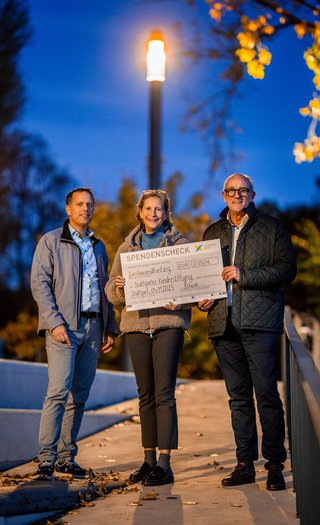 Links: Heiko Haas, Teamleiter Straßenbeleuchtung, mittig: Silke Schmidt-Dencker, Geschäftsführerin der Stuttgarter Kinderstiftung, rechts: Harald Hauser, technischer Geschäftsführer der Stuttgart Netze GmbH bei Übergabe des Spendenchecks. 041125_Stuttgart_Netze_8.jpg