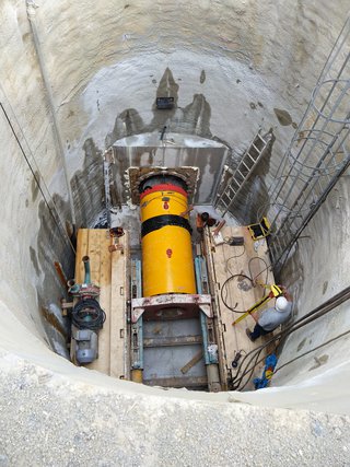 Die Stuttgart Netze hat im Microtunneling-Verfahren in sechs Metern Tiefe ein Stahlbetonrohr unter den Gleisen des Bahnhofs Vaihingen verlegt. Hier werden später Kabelschutzrohre mit neuen Stromleitungen eingezogen. Die Stuttgart Netze hat im Microtunneling-Verfahren in sechs Metern Tiefe ein Stahlbetonrohr unter den Gleisen des Bahnhofs Vaihingen verlegt. Hier werden später Kabelschutzrohre mit neuen Stromleitungen eingezogen.