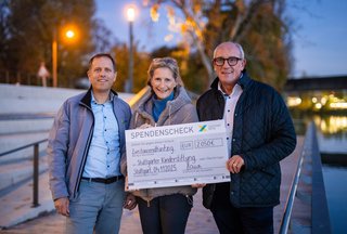 Links: Heiko Haas, Teamleiter Straßenbeleuchtung, mittig: Silke Schmidt-Dencker, Geschäftsführerin der Stuttgarter Kinderstiftung, rechts: Harald Hauser, technischer Geschäftsführer der Stuttgart Netze GmbH bei Übergabe des Spendenchecks. 041125_Stuttgart_Netze_2.jpg