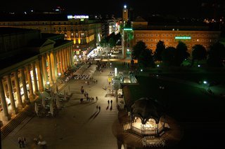 Blick auf die nächtliche Königstraße mit Königsbau. Blick auf die nächtliche Königstraße mit Königsbau.