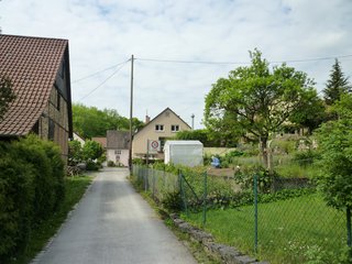 Stromnetzarbeiten in einem idyllischen Teil der Landeshauptstadt: Die Stuttgart Netze baut entlang der Spitalhofstraße/Himmelsleiter/Stamitzweg zwischen Zazenhausen und Freiberg die Freileitungen ab und verlegt die Stromkabel unter die Erde. SNB_Freileitungsabbau_Zazenhausen.JPG